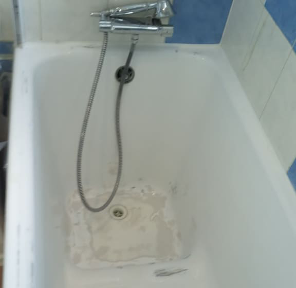 Comment réparer une baignoire abimée ?