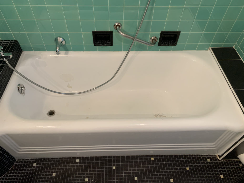 Rénovation d'une baignoire avec tablier à face émaillée par projection de résine à Orgeval dans le département des Yvelines