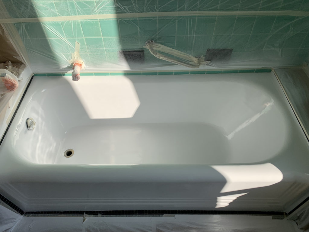 Rénovation d'une baignoire avec tablier à face émaillée par projection de résine à Orgeval dans le département des Yvelines
