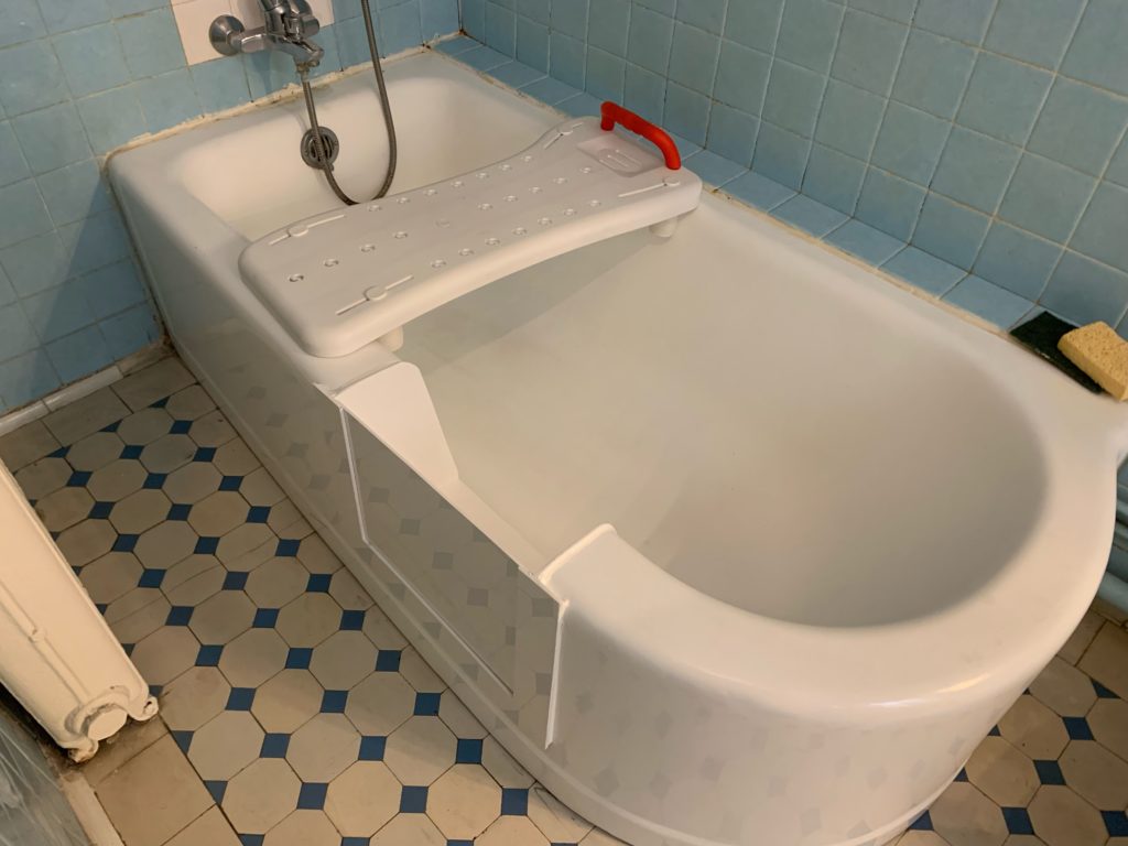 Ouverture latérale d'une baignoire et installation d'une porte étanche à Paris dans le VIIe arrondissement